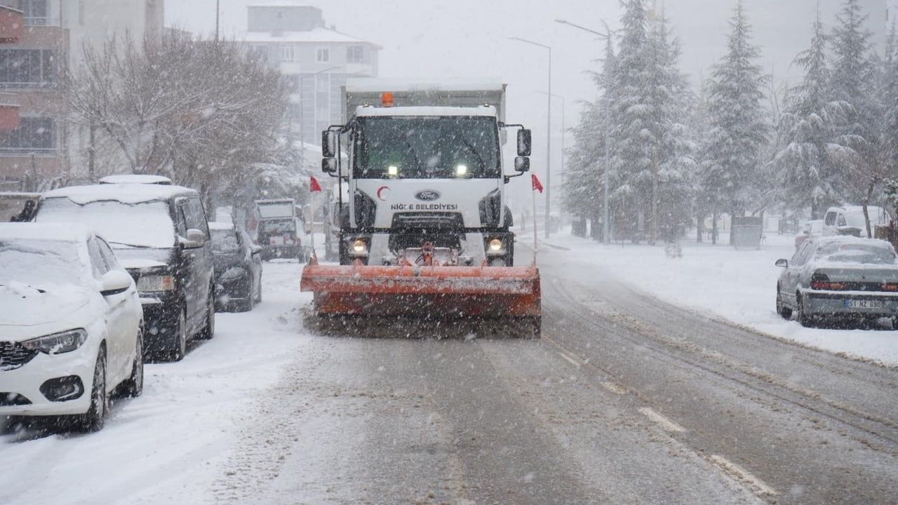Niğde'de 24 Saat Kesintisiz Karla Mücadele: Ekipler Yolları Açık Tutuyor
