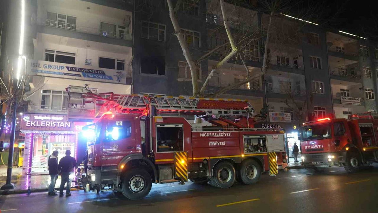 Niğde'de 3. Kat Ofisinde Yangın: 3 Kişi Dumandan Etkilendi
