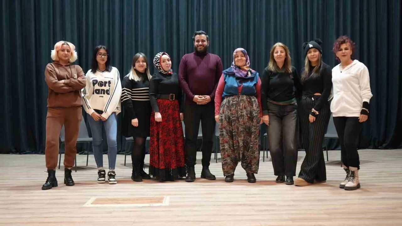 Niğde’de 57 yaşında sahneye çıkan Kadriye Şenel, tiyatrodan diziye uzandı