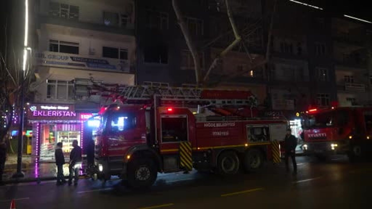 Niğde'de Dr. Sami Yağız Caddesi'nde 3’üncü Kat Ofisinde Yangın