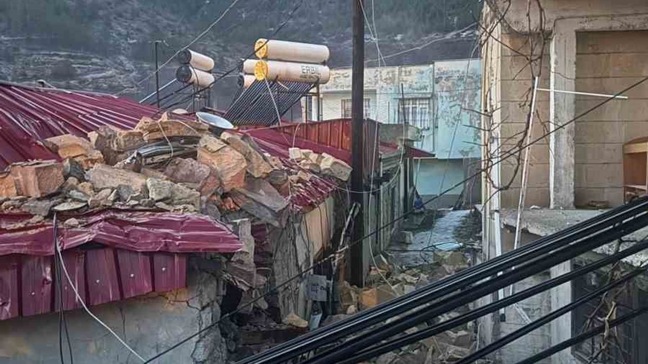 Niğde'de Şiddetli Rüzgar: Minare Yıkıldı, Çatılar Uçtu