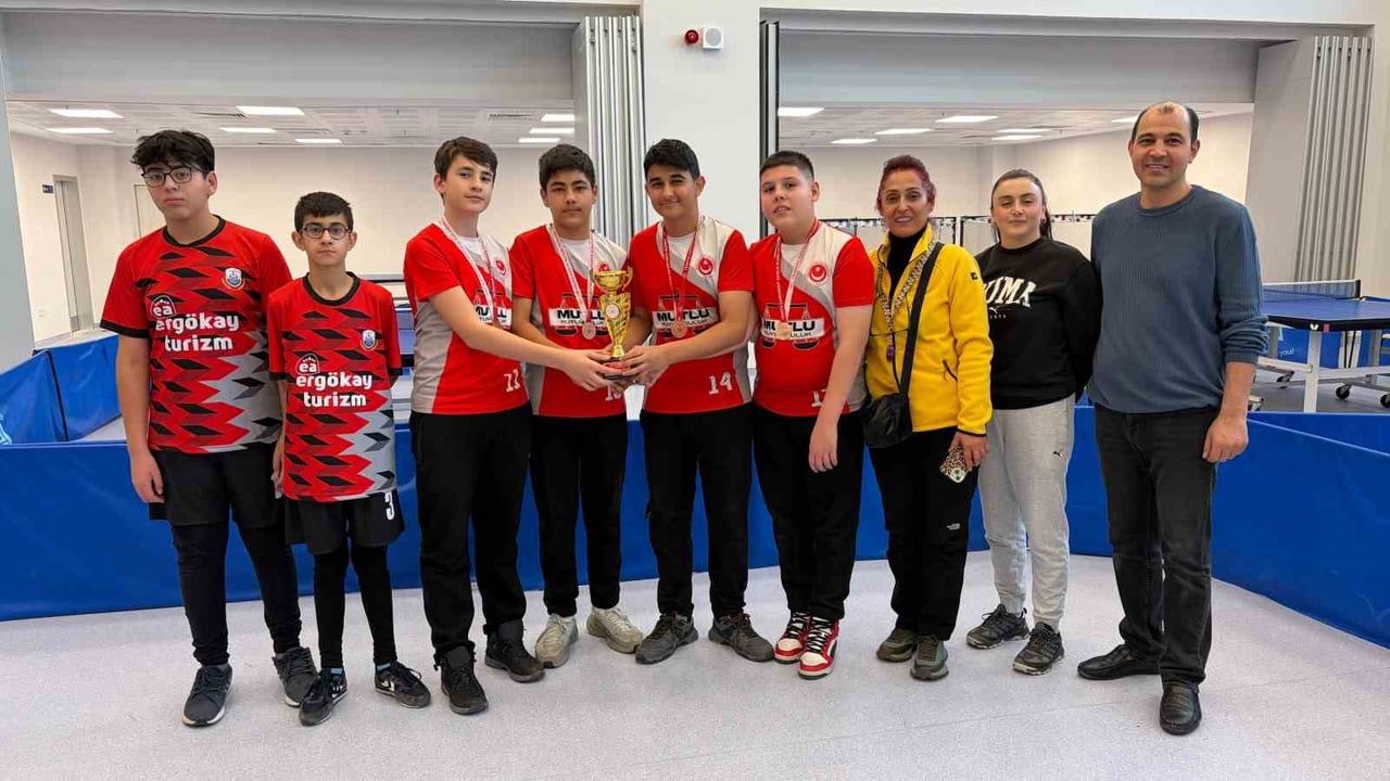 Niğde'de Yıldız Erkekler Masa Tenisi: Bor Mehmet Güleç Ortaokulu Şampiyon