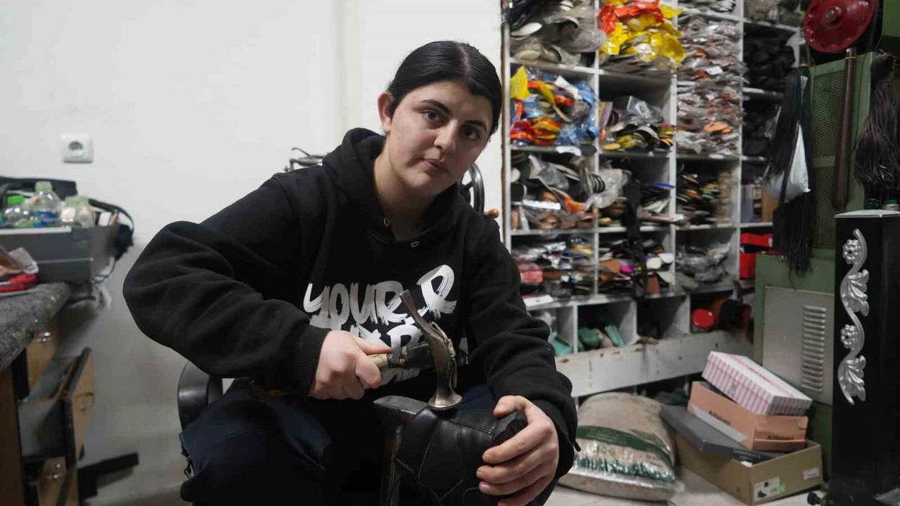 Niğde’nin Tek Kadın Ayakkabı Tamircisi: 16 Yaşındaki Esra Dinç