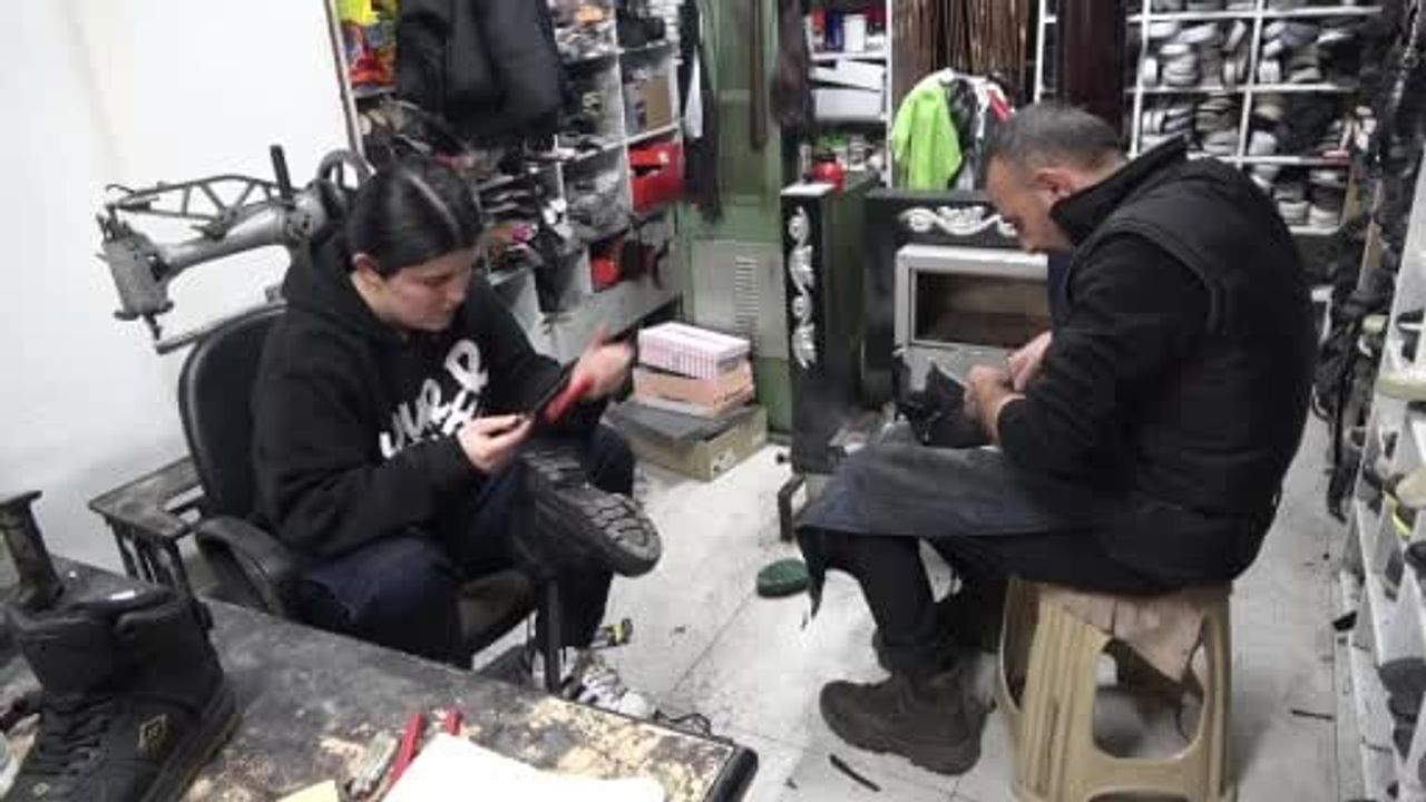 Niğde’nin Tek Kadın Ayakkabı Tamircisi Esra Dinç Önyargıları Yıkıyor