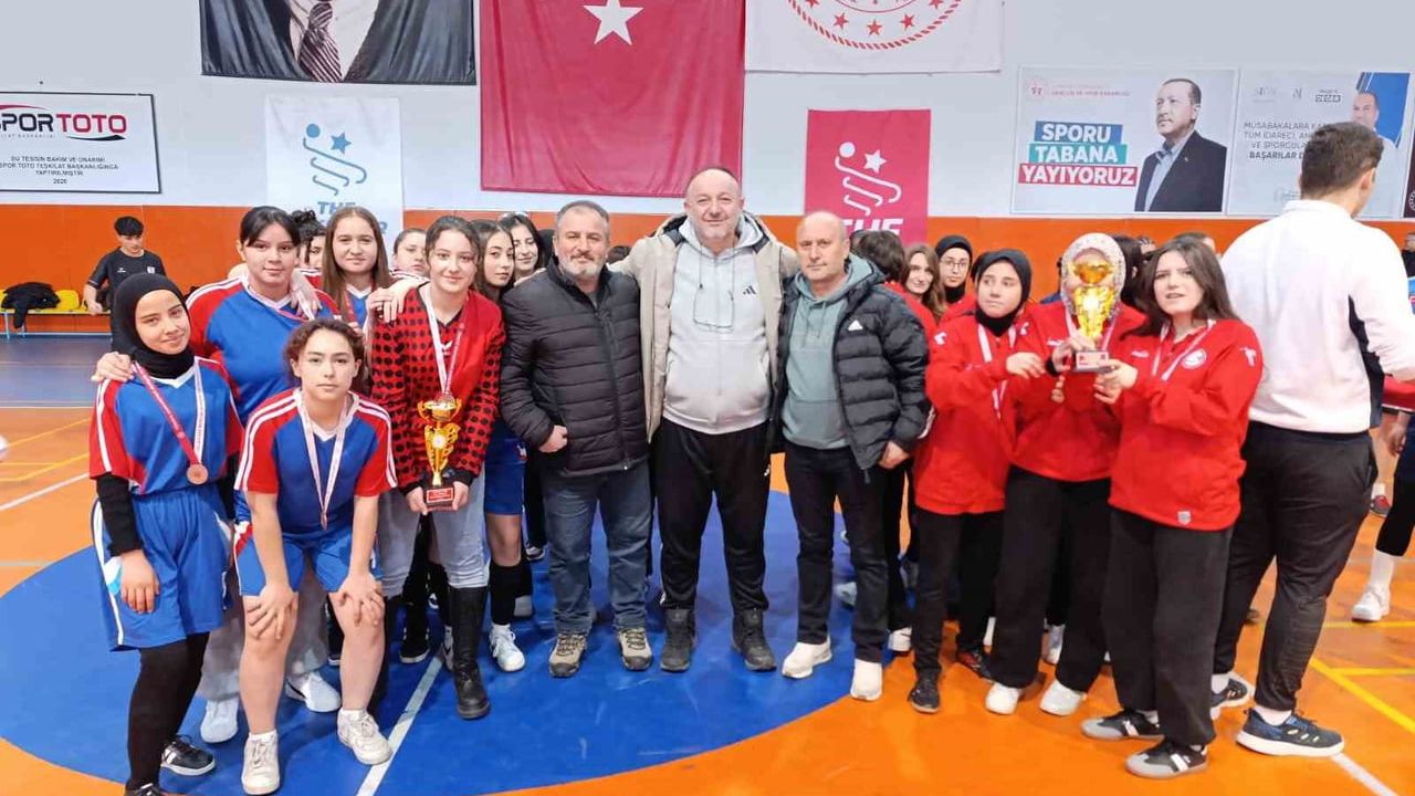 Niğde2de 2025-2026 Genç Kızlar Futsal Müsabakaları: 15 Temmuz Şehitleri Spor Lisesi Şampiyon