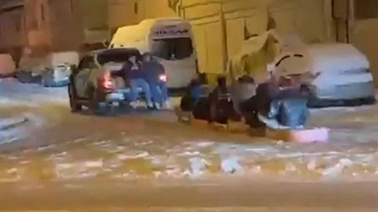 Niksar Belediyesi Karla Mücadele Ekiplerinden Molada Kar Eğlencesi