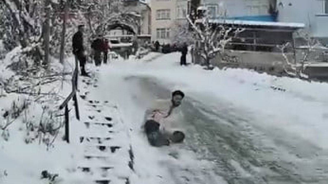 Niksar'da Poşetle Kayma Tehlikesi: Gençler Bahçeye Uçtu