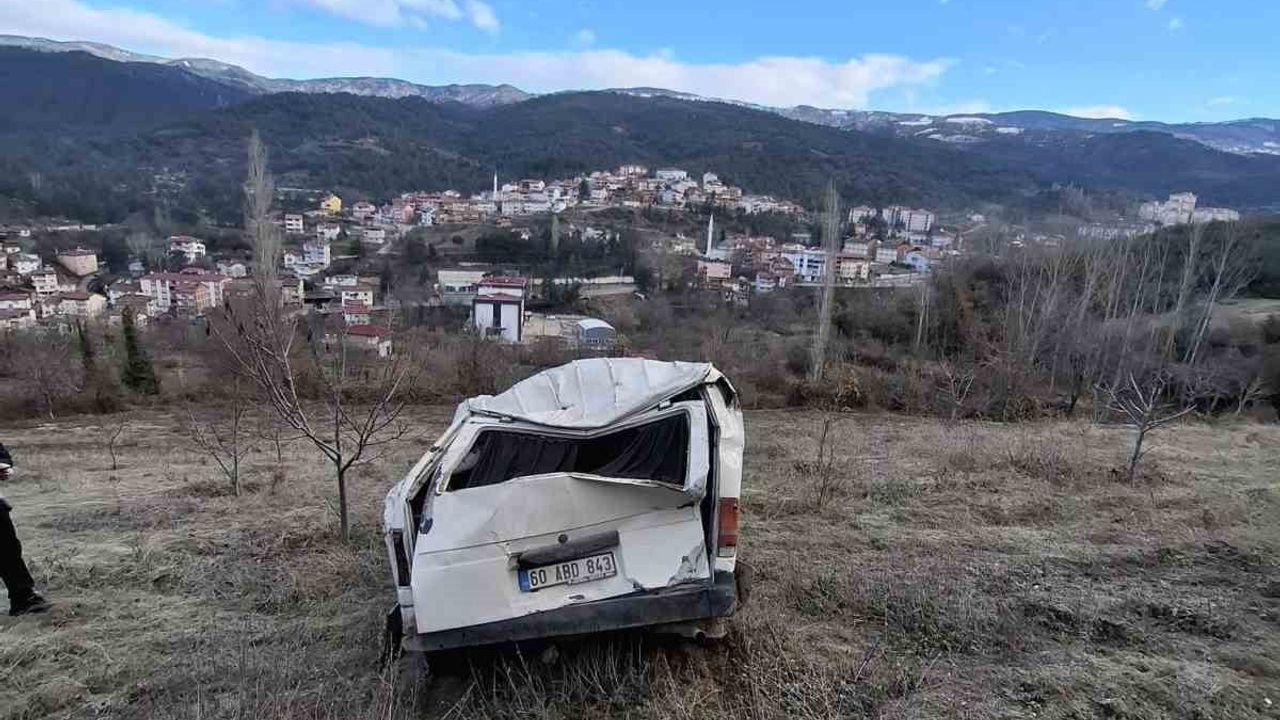 Niksar’da şarampole devrilen minibüs hurdaya döndü: 1 yaralı