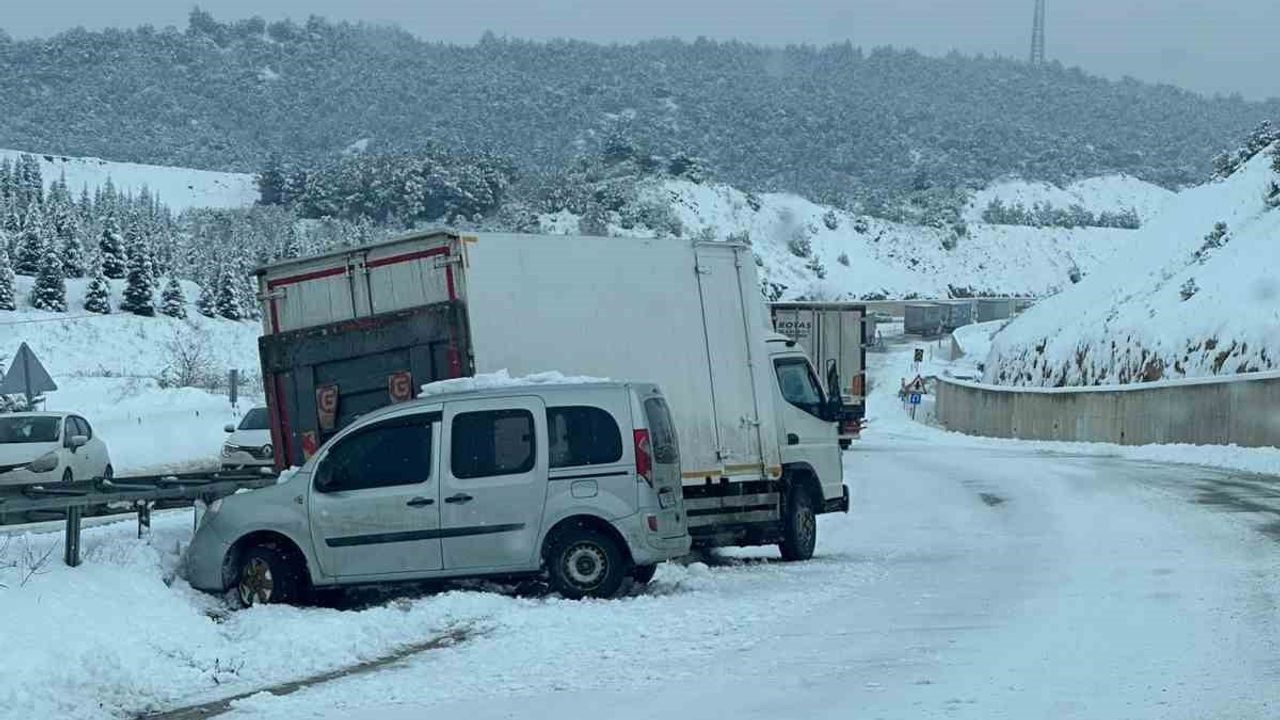 Niksar-Erbaa kara yolunda kar trafiği durma noktasına getirdi