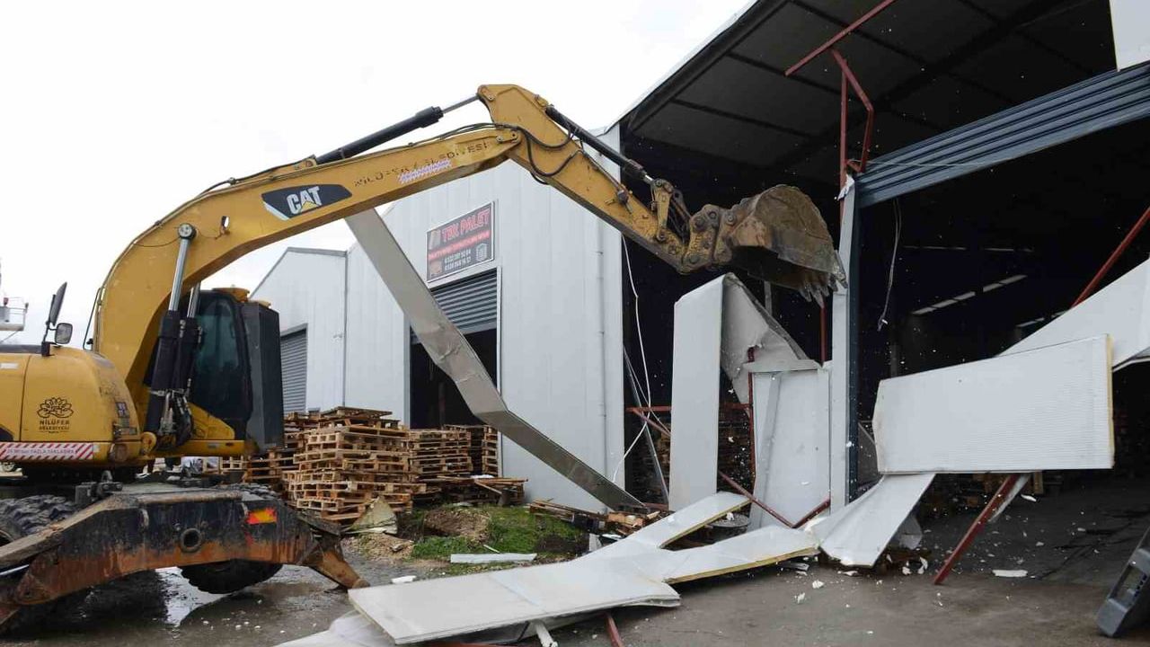 Nilüfer'de 3 Kaçak Yapı Yıkıldı: Ürünlü ve Yaylacık'ta Toplam 2 bin 600 metrekare