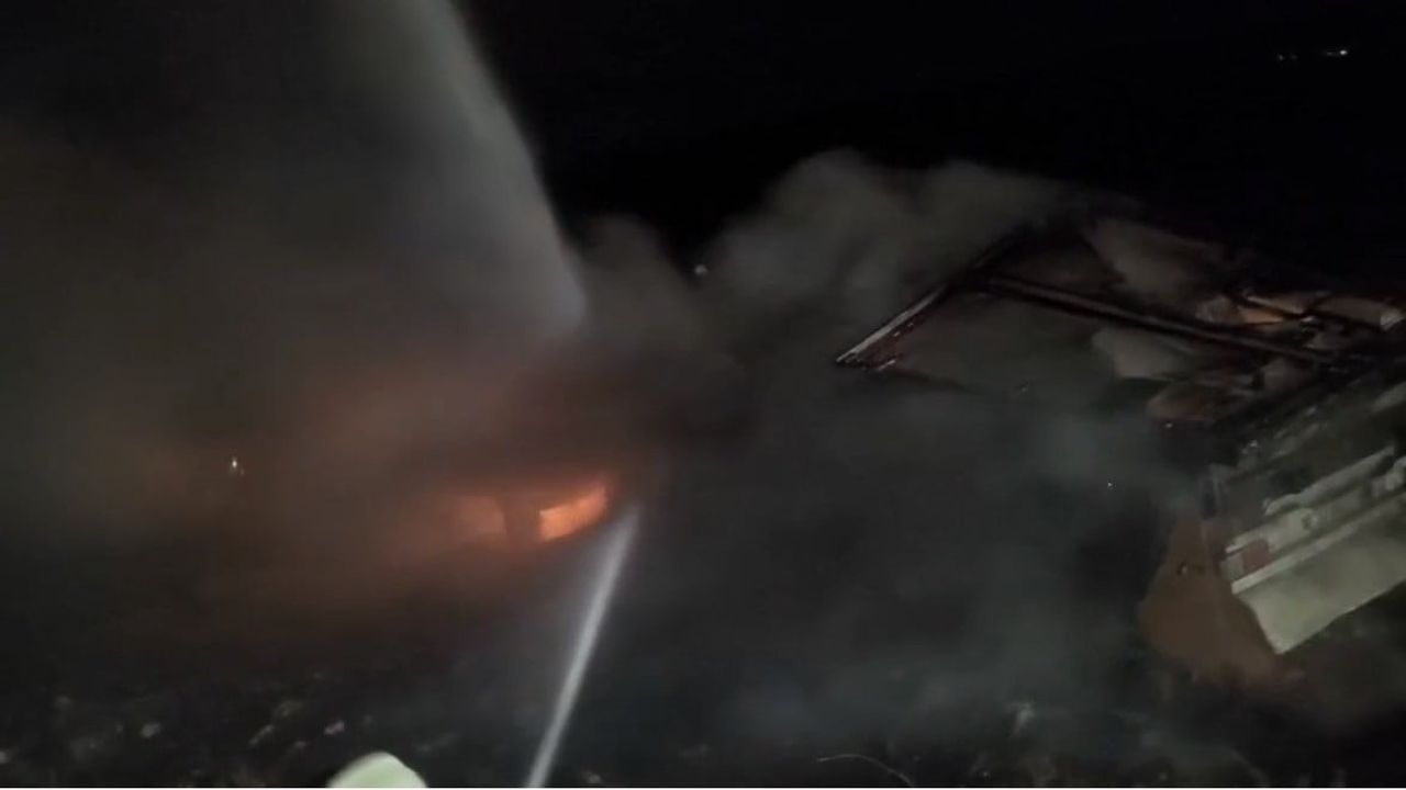 Nusaybin'de Şarampole Devrilen Tırda Yangın Söndürüldü