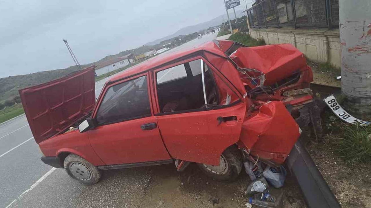 Ödemiş’te otomobil kontrolden çıkarak betona çarptı: 2 yaralı