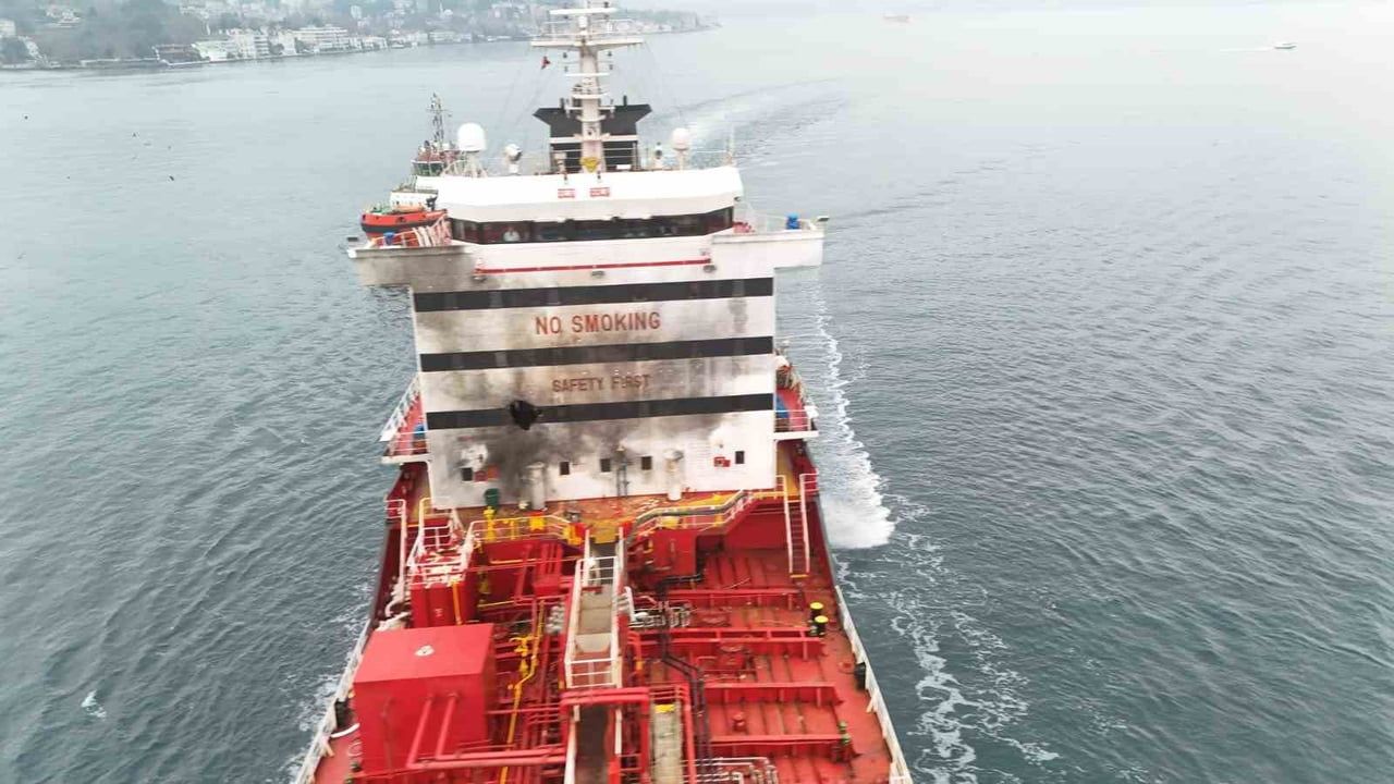 Odessa'da Rus İHA'sıyla Vurulan Türk Tankeri 'Ata Voyager' İstanbul Boğazı'ndan Geçti