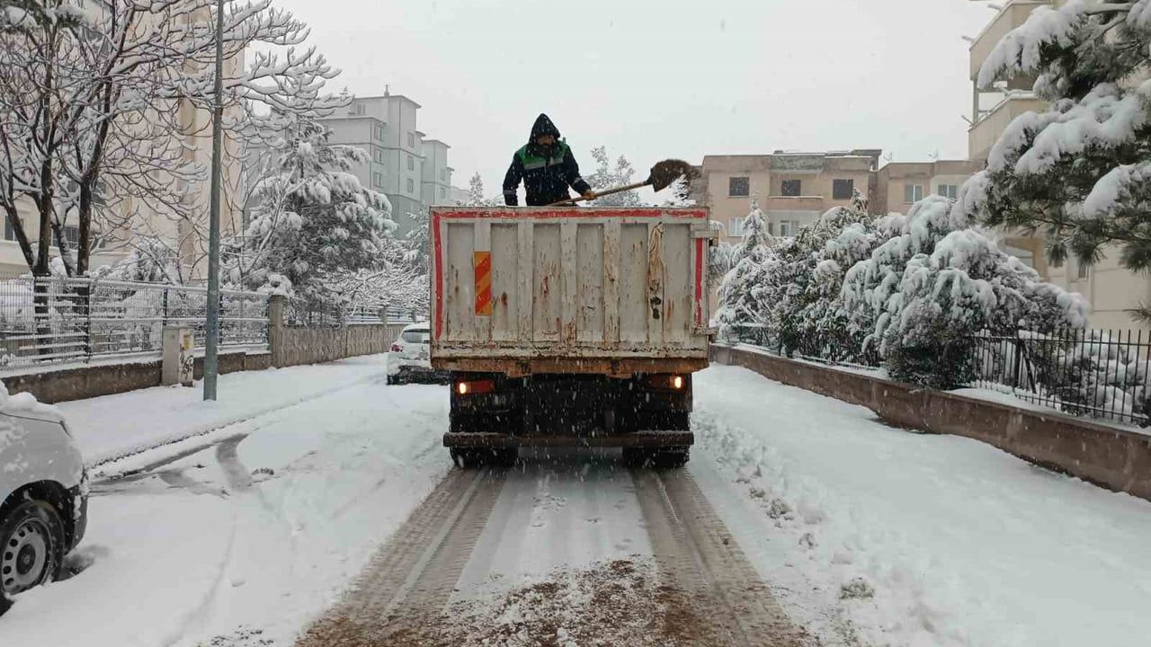 Onikişubat'ta Karla Mücadele: 60 İş Makinesi, 150 Personel