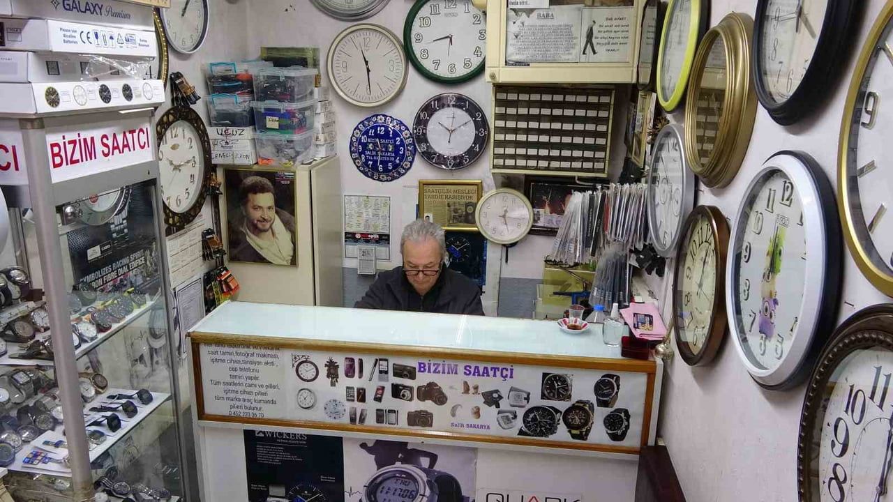 Ordu'da Salih Sakarya: 40 Yıldır 10 m²'lik Dükkânda Saat Tamiri