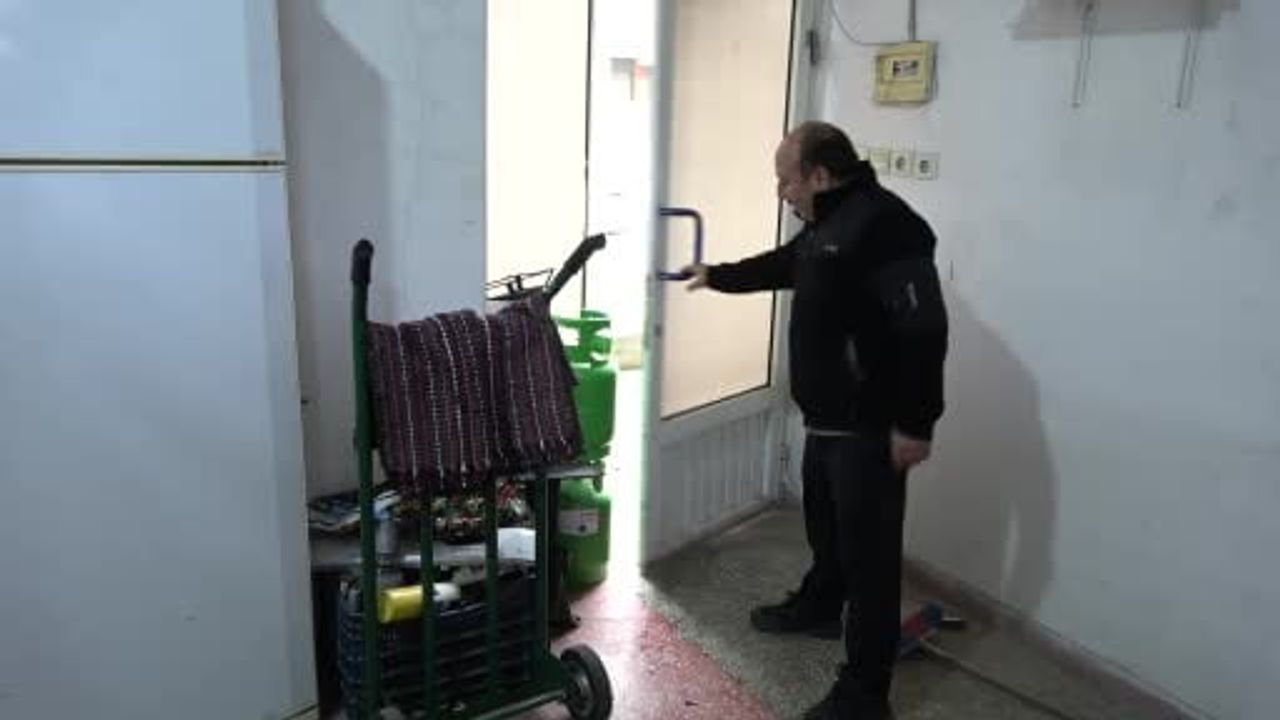 Ordu'da Tamirciyle Dost Olan Karga Serviste 'Çıraklık' Yapıyor