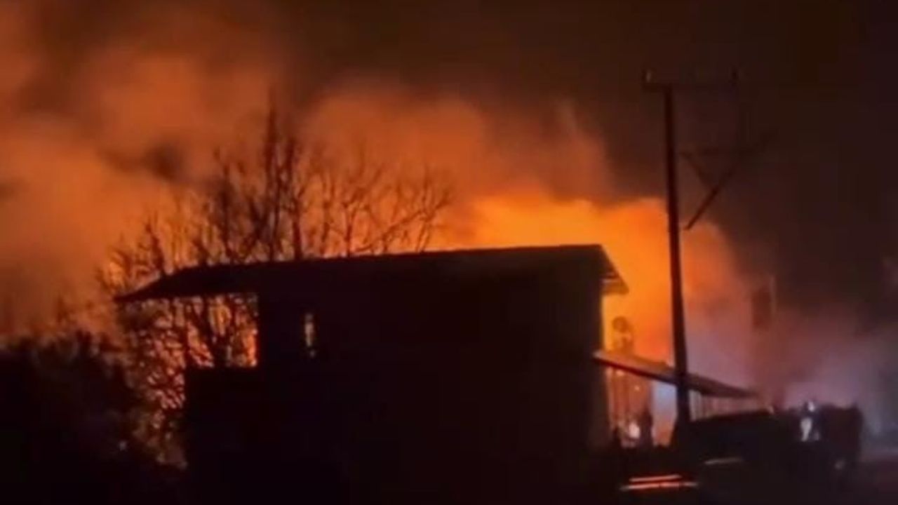 Orhaneli'de Geceyi Aydınlatan Yangın: Süleymanbey Köyünde Ev Küle Döndü