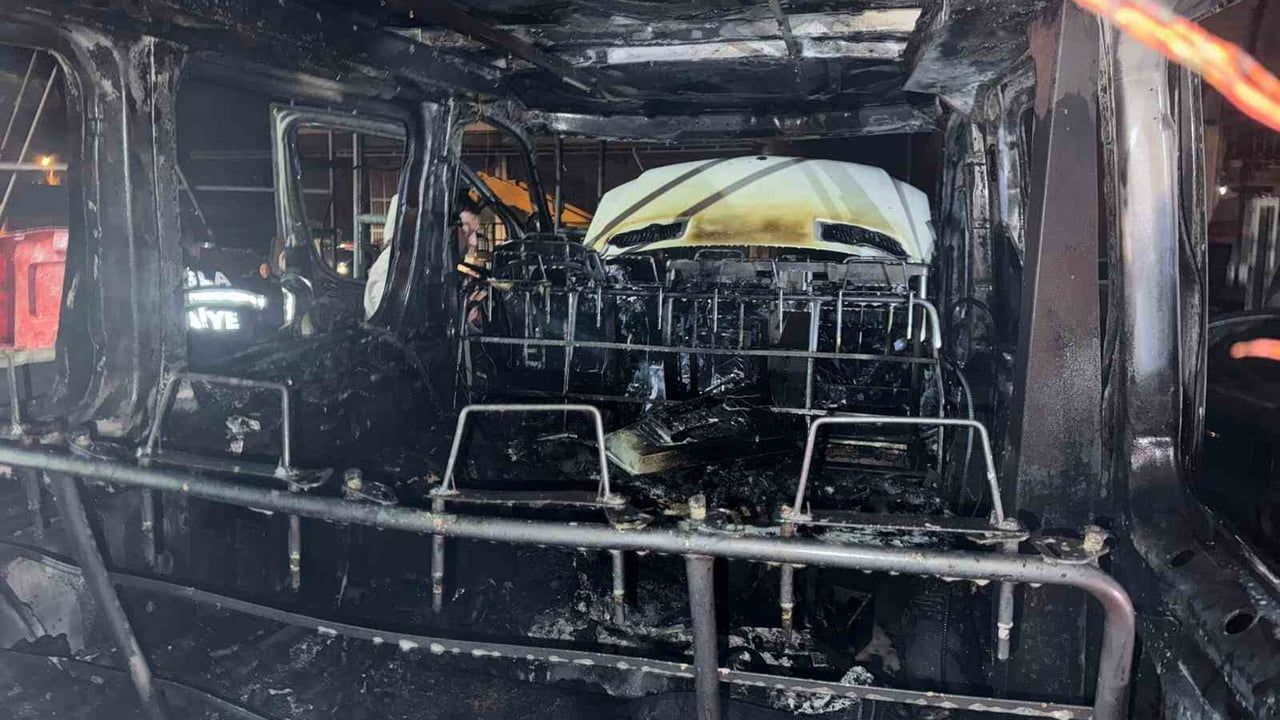 Ortaca Sanayi Sitesi'nde Yangın: 1 Minibüs Kül Oldu, 4 Araç ve 1 İş Yeri Zarar Gördü