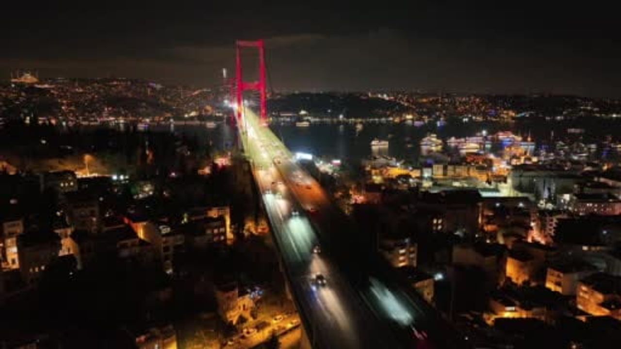 Ortaköy ve 15 Temmuz Şehitler Köprüsü'nde Havai Fişekli Yeni Yıl Kutlaması