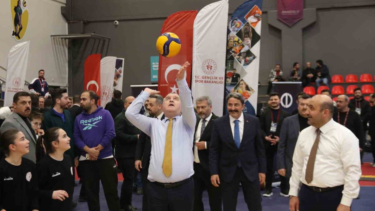 Osman Aşkın Bak Eskişehir'de 2/2'lik Basket Atışı ve Voleybol Oynadı