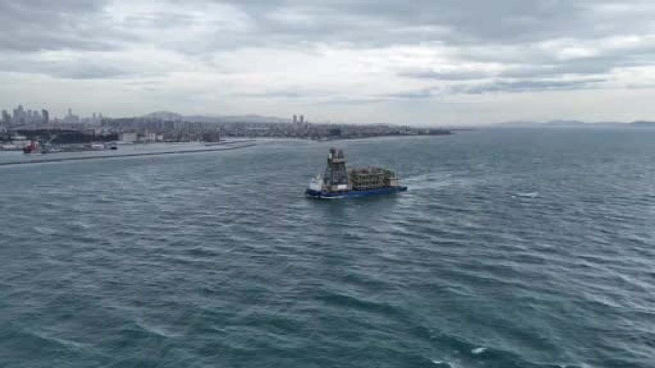 Osman Gazi Parçaları ve Yıldırım Sondaj Gemisi Kulesi İstanbul Boğazı'ndan Geçiyor