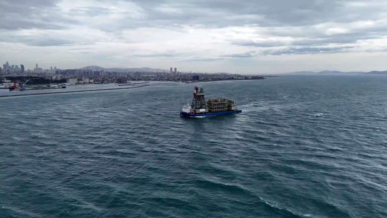 Osman Gazi ve Yıldırım Kulesini Taşıyan Dev Platform İstanbul Boğazı'ndan Geçiyor