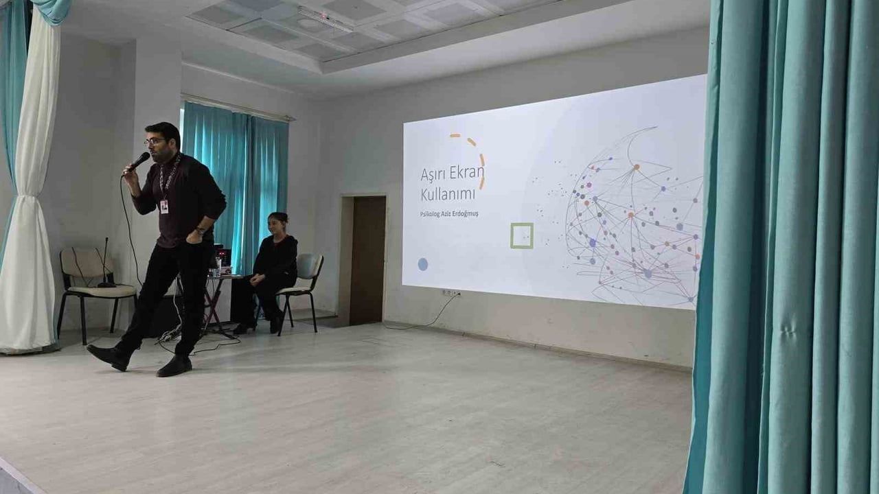 Osmaneli'de 240 Öğrenciye Sosyal Medya Bağımlılığı Farkındalık Eğitimi