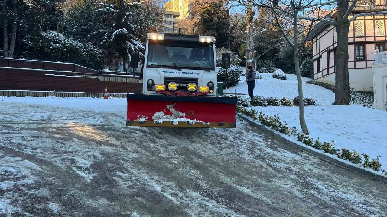 Osmangazi Belediyesi'nden Yeni Yılın İlk Gününde Tuzlama Seferberliği