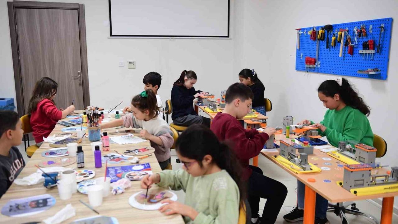 Osmangazi'de Çocuklar Kitaplardan İlhamla Ahşap Tasarımlar Üretiyor