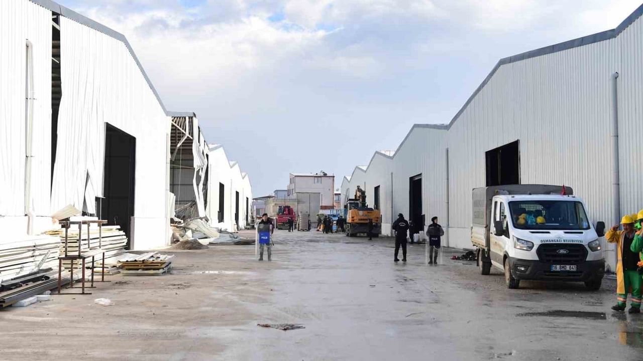 Osmangazi'de Demirtaş'taki Kaçak Depolar Yıkıldı