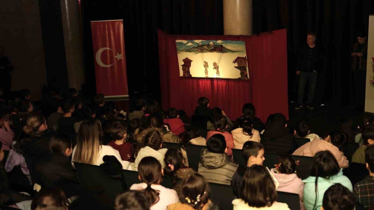 Osmangazi'de 'Karagöz Yolda' Sömestrde Çocuklara Unutulmaz Keyif