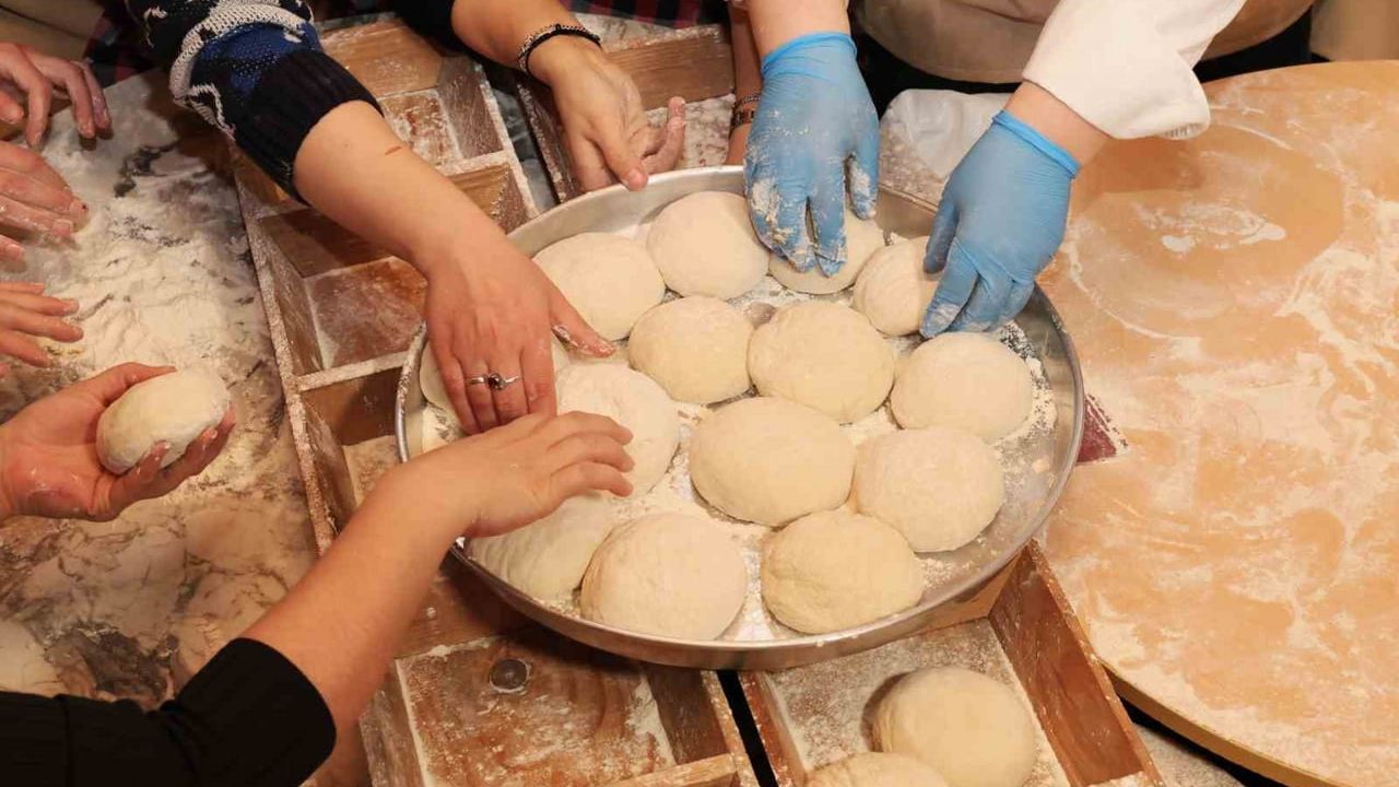 Osmangazi’de Miraç Kandili'nde 600 Yıllık 'Bereket' Ekmeği Pişirildi