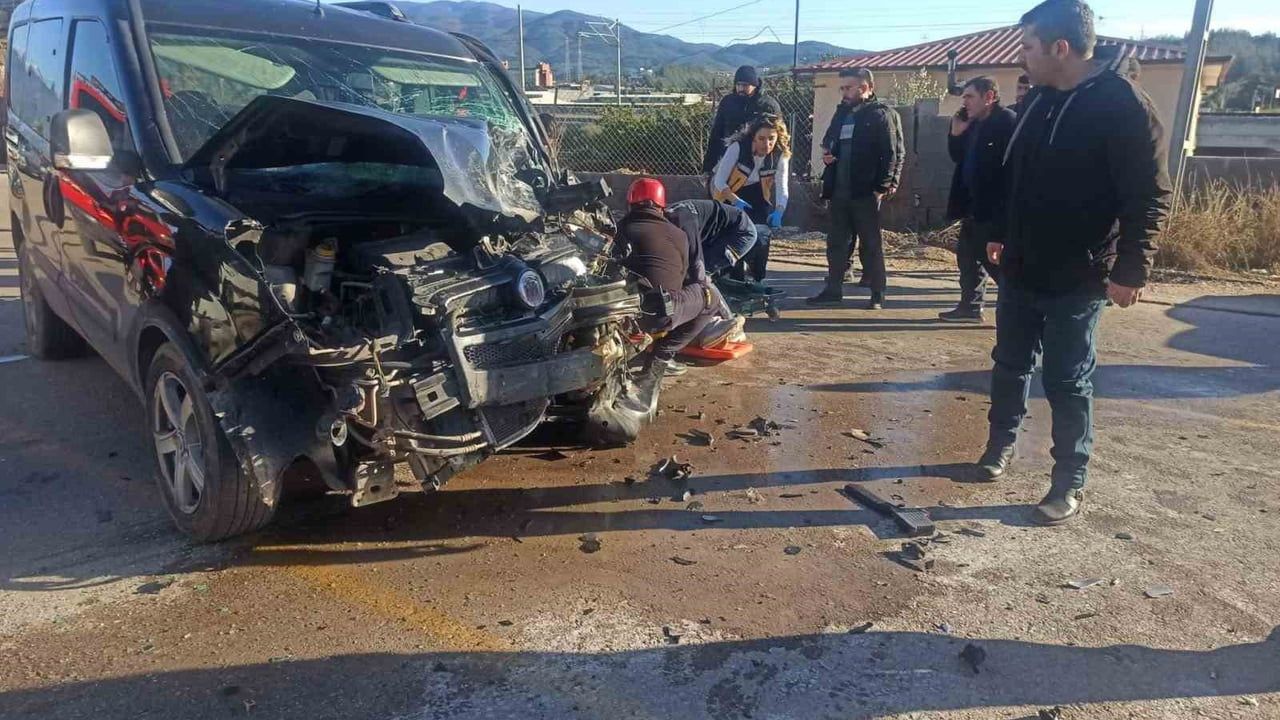 Osmaniye’de İşçi Servis Minibüsü ile Hafif Ticari Araç Çarpıştı — 7 Yaralı, Kamera Görüntüleri