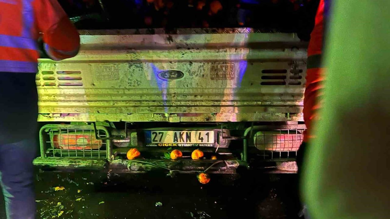 Osmaniye'de Mandalina Yüklü Kamyonette Yangın Söndürüldü