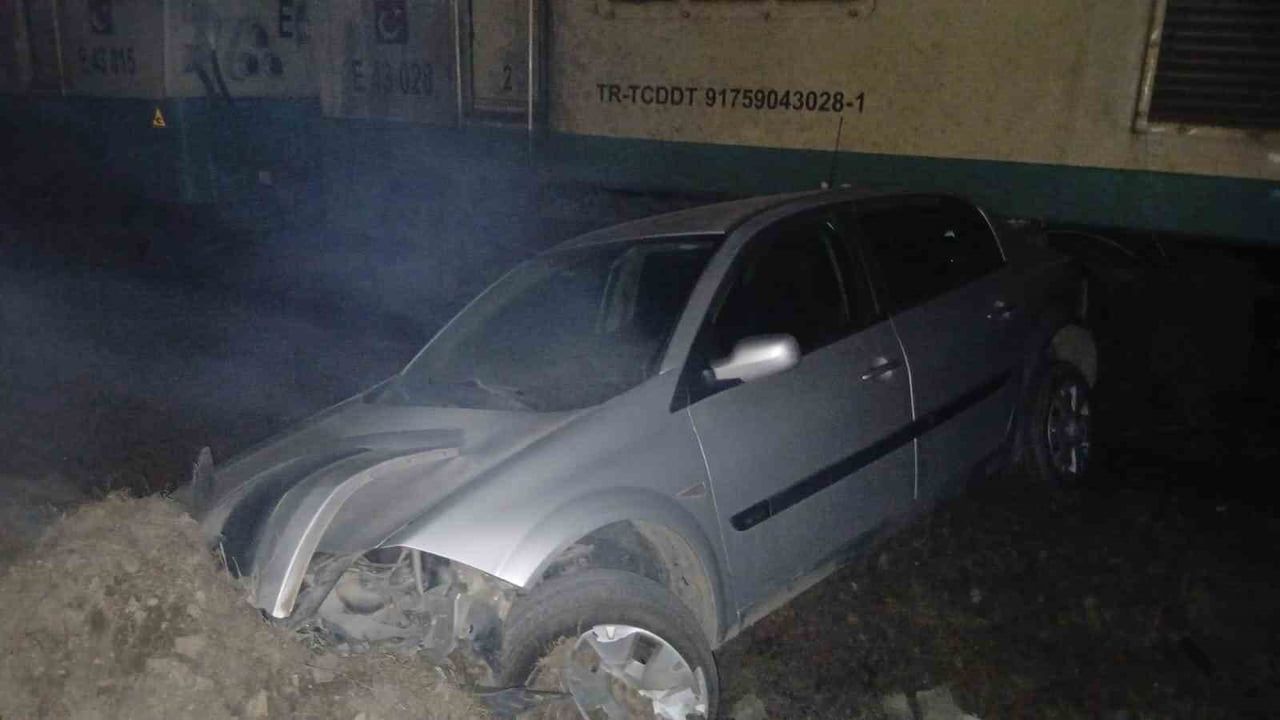 Osmaniye Düziçi'de Hemzemin Geçitte Tren ile Otomobil Çarpıştı