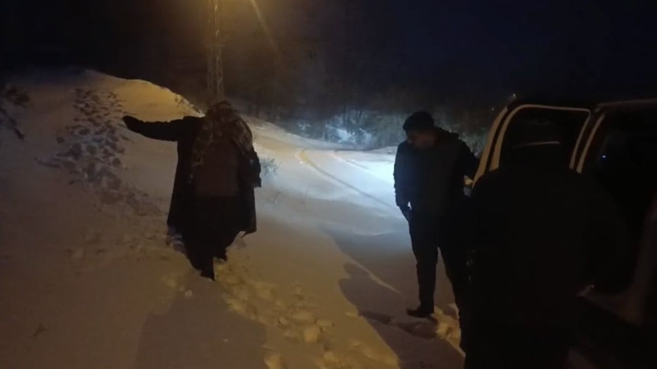 Osmaniye Düziçi'de Karda Mahsur Kalan 2 Kadın Belediye Ekiplerince Kurtarıldı