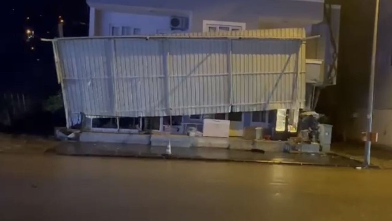 Osmaniye Düziçi’de Şiddetli Rüzgar Sundurma Çatısını Söküp Tehlike Yarattı