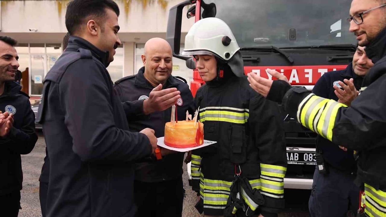Otizme Değil Hayallere Odaklandı: 16 Yaşında İtfaiyeci Üniformasıyla Doğum Günü Sürprizi