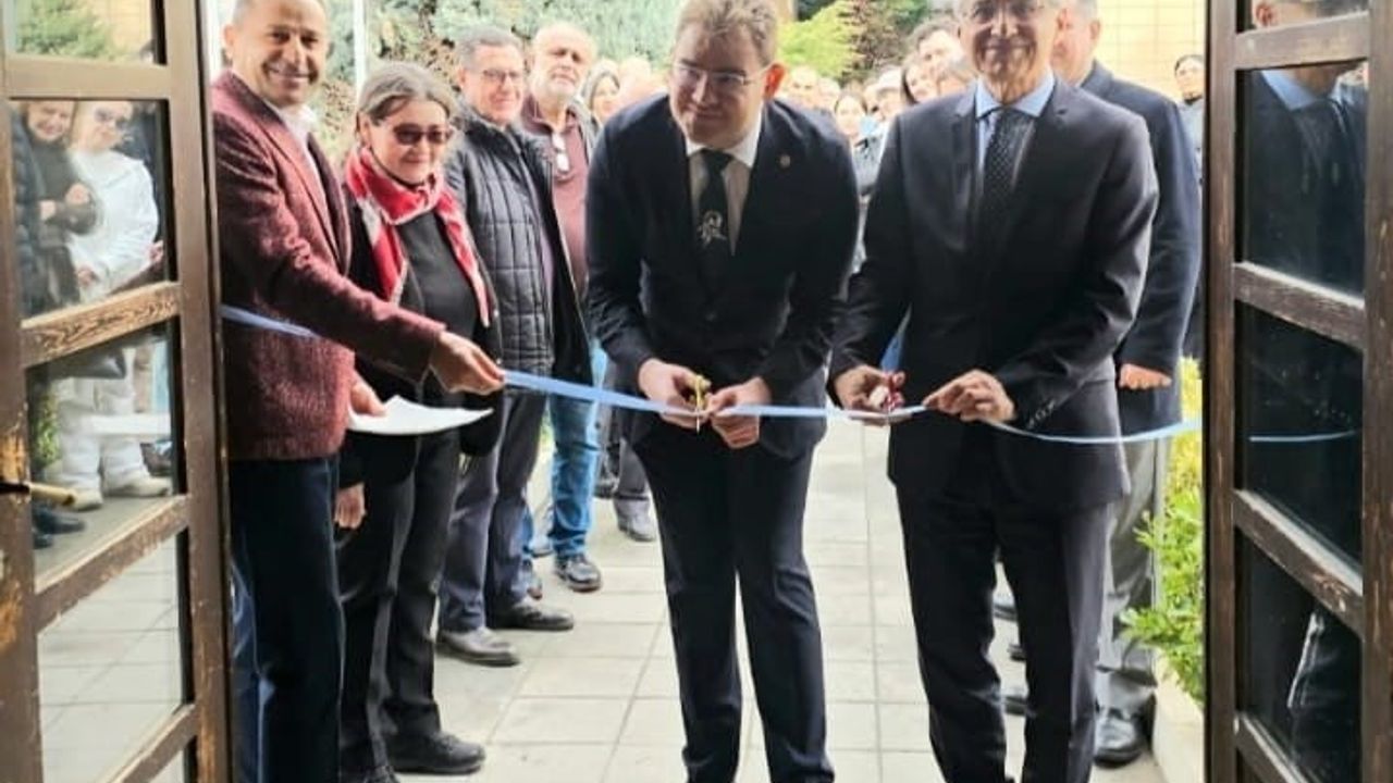 Otizmli Ressam Alp Eren Candan Eskişehir'de 40'tan Fazla Eseriyle Sergi Açtı