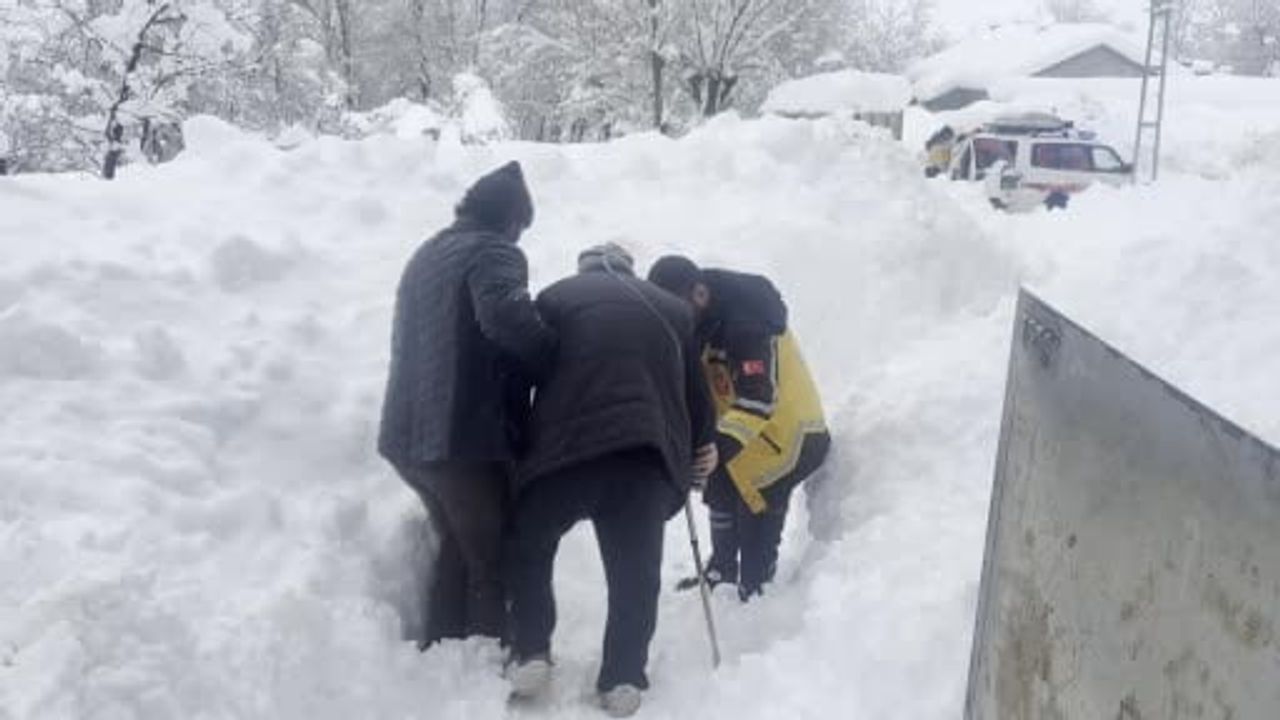 Ovacık’ta 145 cm kar arasında 112 ekiplerinin hayat kurtaran müdahalesi