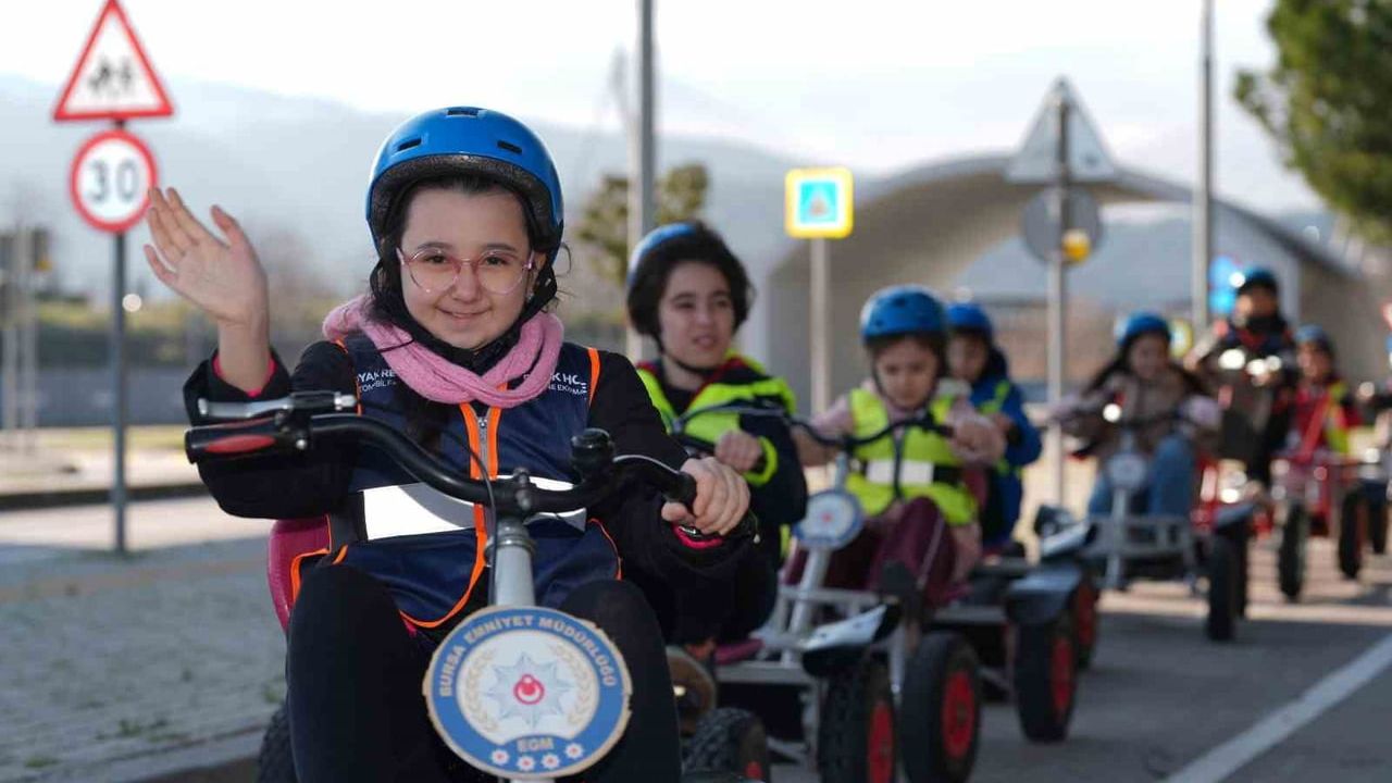 Oyak Renault'un 'Güvenli Adımlar' Projesiyle Çocuklara Trafik Bilinci