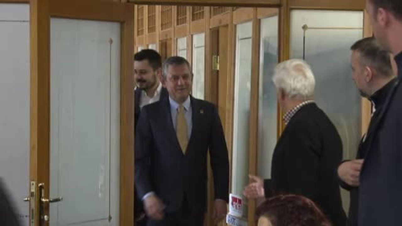 Özgür Özel'den PMD Ziyareti: Dezenformasyon Yasası ve 19 Mart Operasyonu Eleştirisi