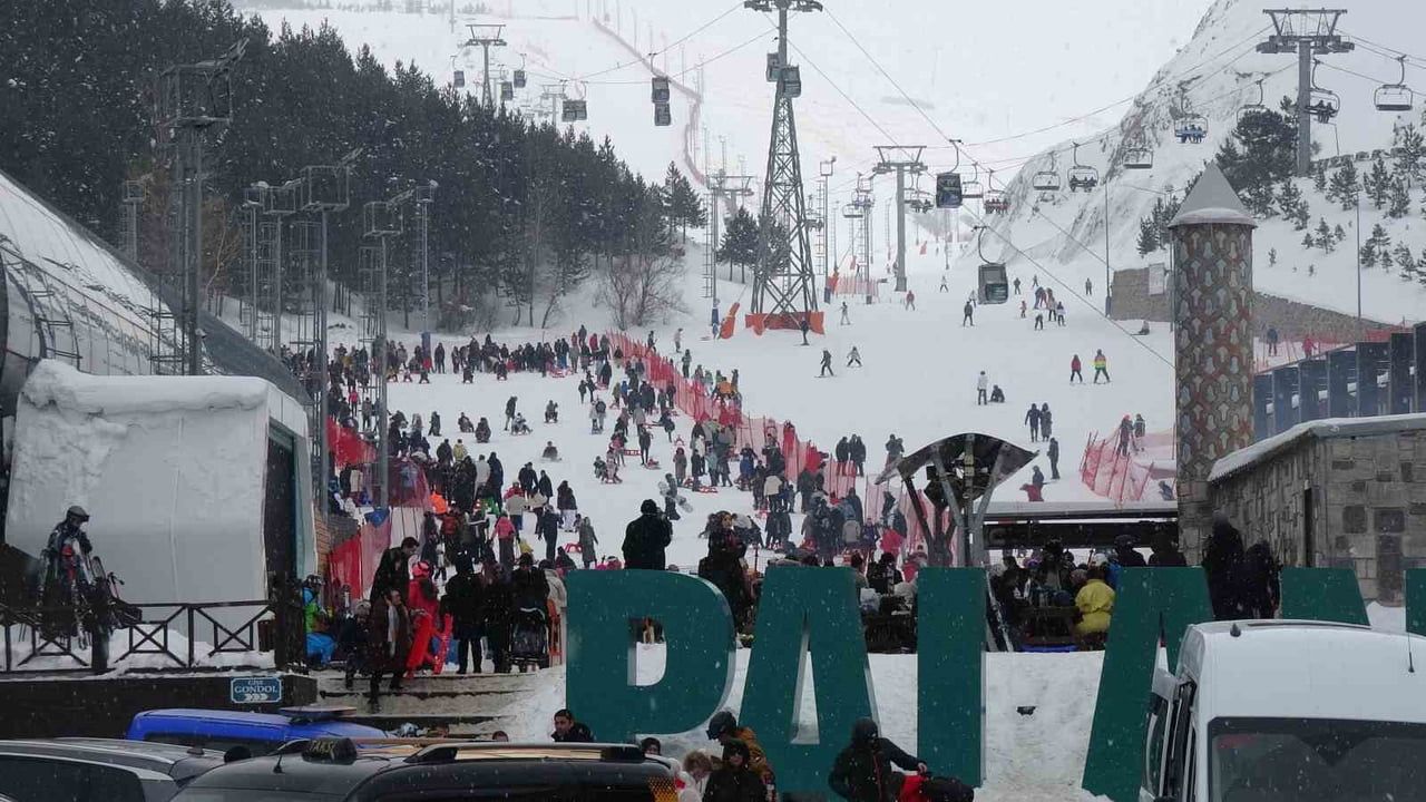 Palandöken Kayak Merkezi'nde Yarıyıl Tatili Coşkusu