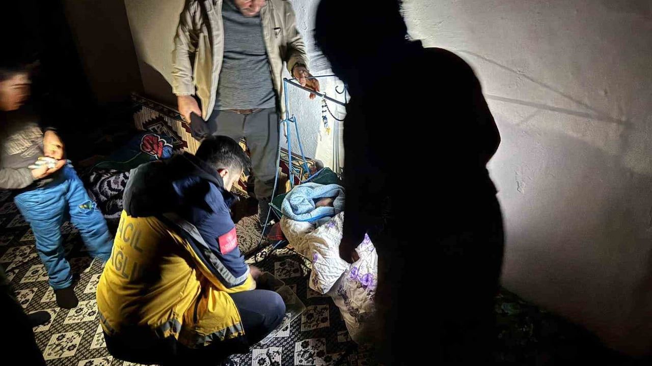 Patnos’ta 40 Günlük Bebek, Kar Engeli Aşılarak Paletli Ambulansla Kurtarıldı