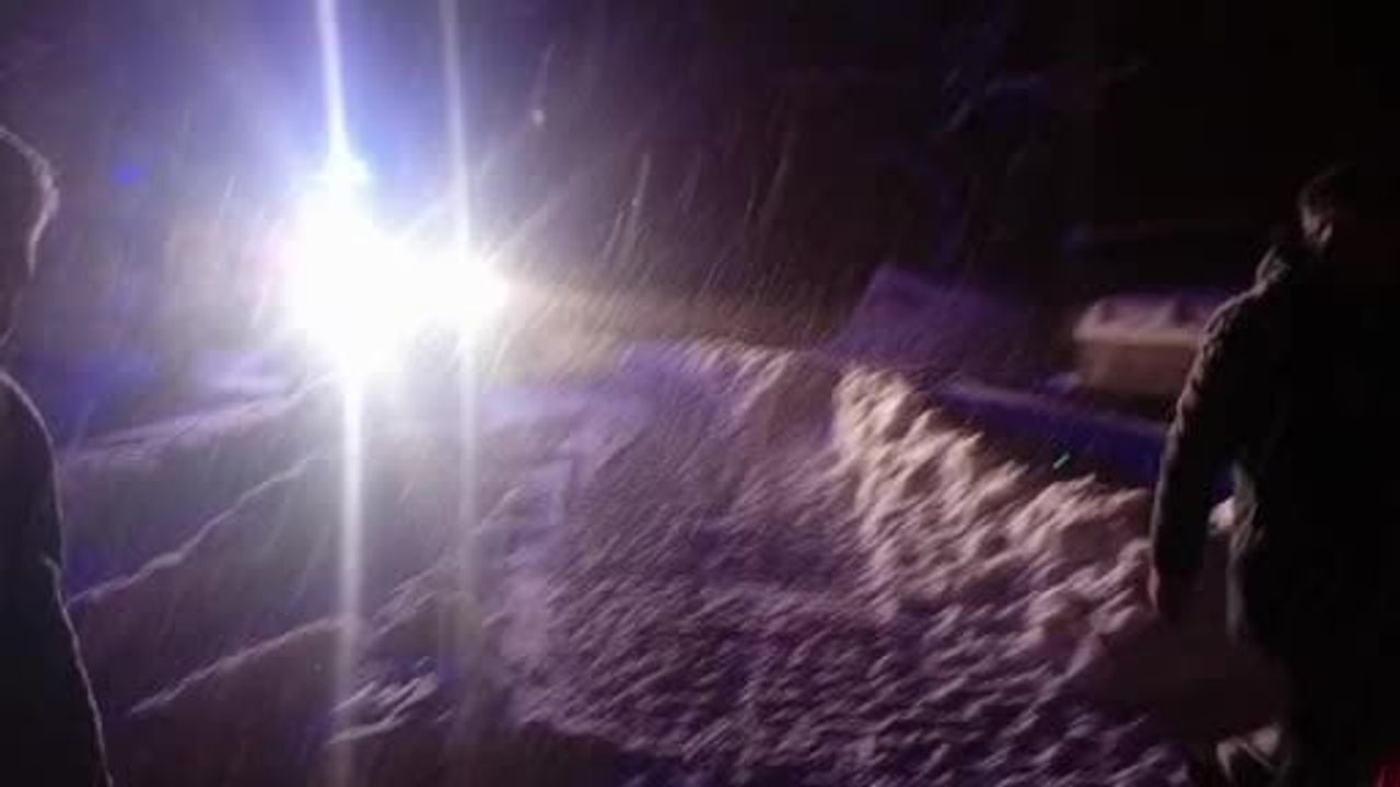 Patnos’ta Kapalı Köy Yolu Açıldı, 72 Yaşındaki Hasta Hastaneye Sevk Edildi