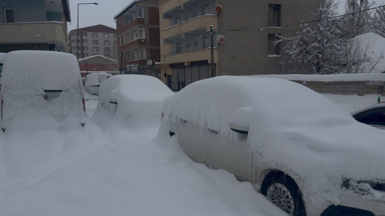 Patnos’ta Kar Hayatı Durdurdu: Merkezde Kar 60 Santimetreyi Buldu