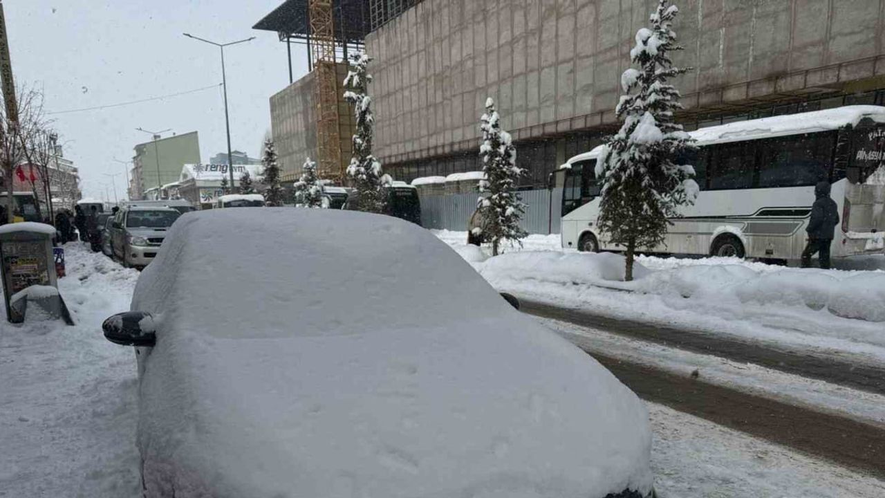 Patnos'ta Kar Yağışı Hayatı Olumsuz Etkiledi