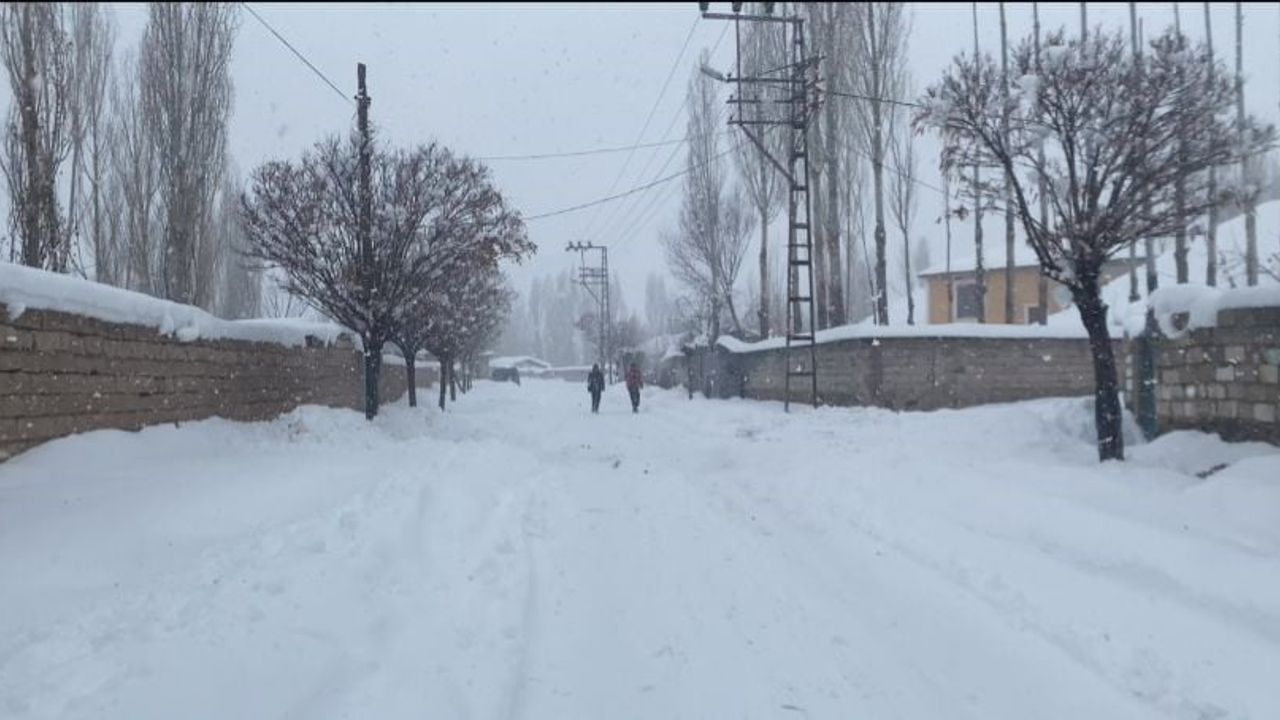 Patnos'ta Kar Yeniden Etkili: Köy Yolları İçin Uyarı