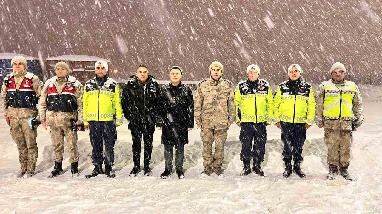 Patnos'ta Kaymakam Burak Dertlioğlu'nden güvenlik güçlerine yeni yıl ziyareti