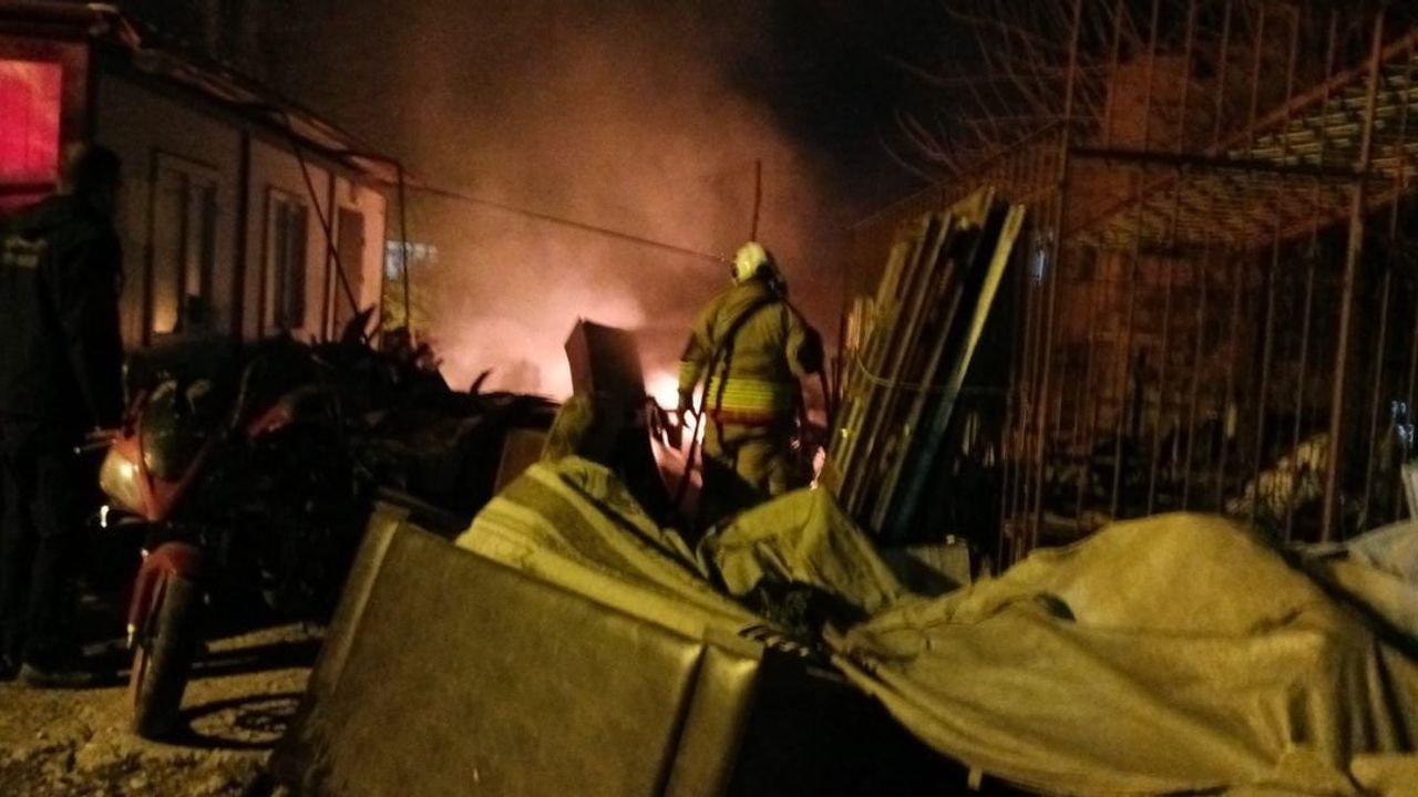 Payas'ta hurdalık yangını itfaiyenin hızlı müdahalesiyle söndürüldü